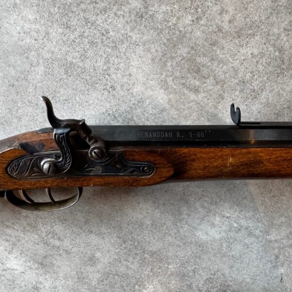 Kentucky Shenandoah Forladerriffel, kaliber .45 rundkugler, sortkrudt